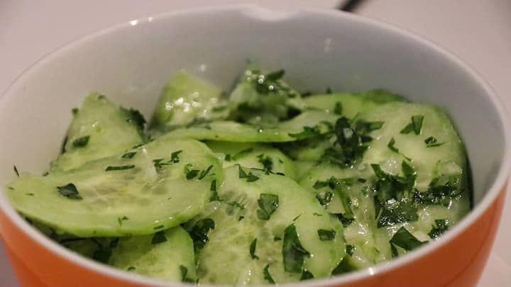 Creamy Cucumber salad: வெள்ளரிக்காய் சாலட் செய்வது எப்படி என காணலாம்.