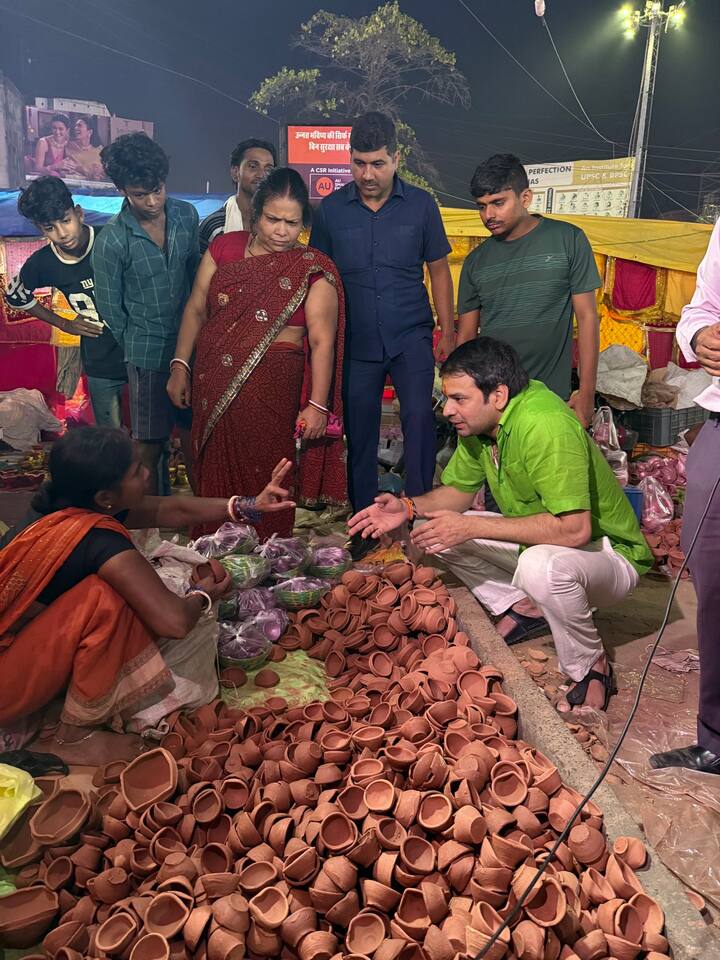 दिवाली पर दीया जलाने से पहले दूसरी ओर तेज प्रताप यादव की एक और तस्वीर सामने आई है जिसे उन्होंने अपने एक्स हैंडल से ही पोस्ट किया है. वे सड़कों पर दीया खरीदते दिख रहे हैं.