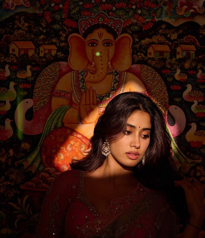 ఈ ఫోటోలను ఇన్స్టాలో షేర్ చేసి.. Favourite time of the year ❤️🪔✨ అంటూ రాసుకొచ్చింది జాన్వీ.(Images Source : Instagram/Janhvi Kapoor)