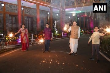 డెహ్రాడూన్‌లోని అధికారిక నివాసంలో భార్య గీతా ధామితో కలిసి పుష్కర్ సింగ్ ధామి దీపావళి వేడుకల్లో పాల్గొన్నారు.