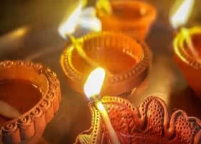 દિવાળી એ રોશનીનો તહેવાર છે. આ તહેવાર પર દરેક ઘર દીવાઓના પ્રકાશથી ઝગમગી ઉઠે છે. દિવાળીનો આ તહેવાર હિન્દુ ધર્મના મહત્વના તહેવારોમાંનો એક છે.