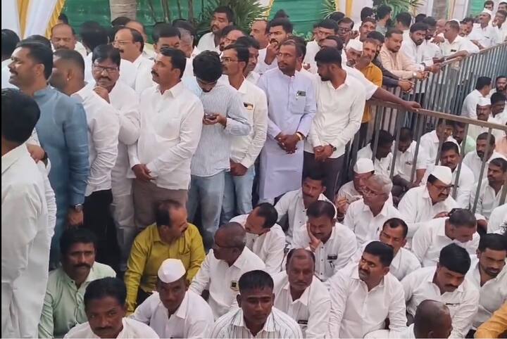 पवार प्रेमी राज्यभरातून बारामतीमध्ये शुभेच्छा देण्यासाठी तसंच दिवाळी फराळ करण्यासाठी येत असतात.