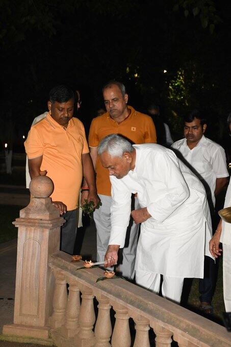 పాట్నాలోని ముఖ్యమంత్రి నివాసంలో జరిగిన దీపావళి సంబరాల్లో నితీష్ పాల్గొని దీపాలు వెలిగించారు.