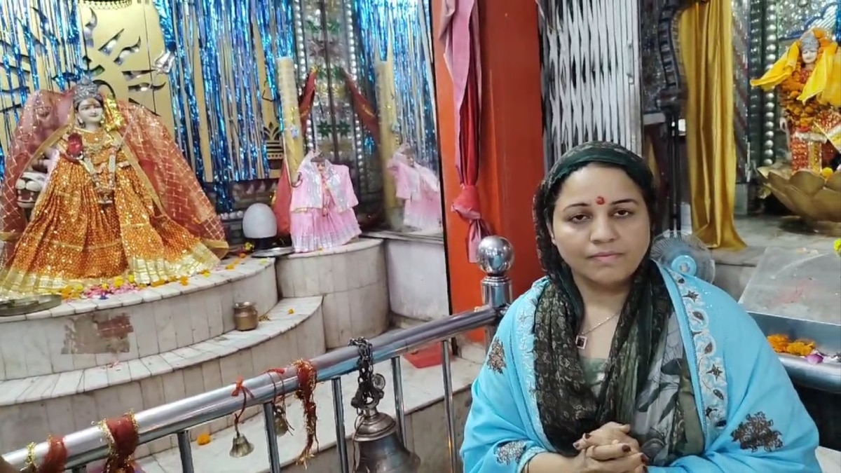 यूपी उपचुनाव में प्रचार के दौरान मंदिर पहुंचीं सपा की मुस्लिम प्रत्याशी, शवलिंग पर किया जलाभिषेक