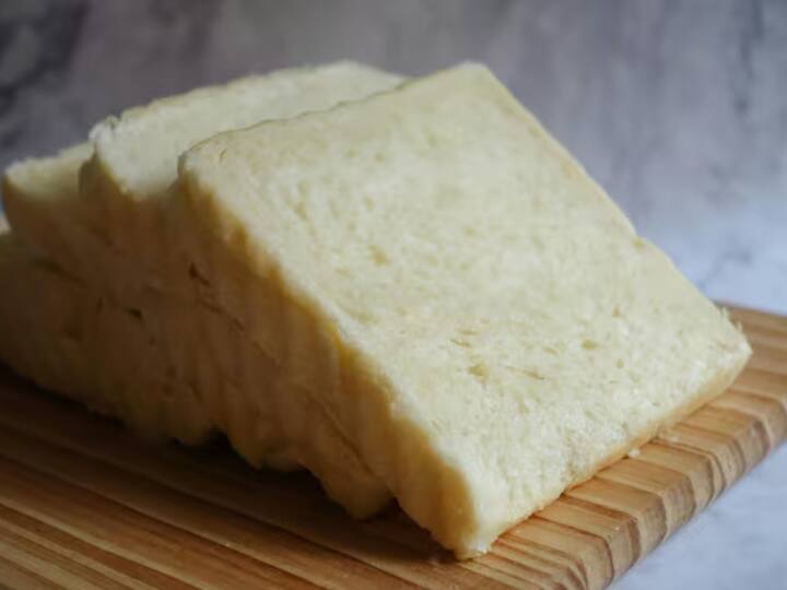 ਇਹ ਕਾਰਬਨ ਡਾਈਆਕਸਾਈਡ ਗੈਸ ਆਟੇ ਵਿੱਚ ਛੋਟੇ-ਛੋਟੇ ਬੁਲਬੁਲੇ ਬਣਾਉਂਦੀ ਹੈ। ਜਦੋਂ ਆਟੇ ਨੂੰ ਓਵਨ ਵਿੱਚ ਪਕਾਇਆ ਜਾਂਦਾ ਹੈ, ਤਾਂ ਇਹ ਬੁਲਬਲੇ ਫੈਲਦੇ ਹਨ ਅਤੇ ਬਰੈੱਡ ਵਿੱਚ ਛੇਕ ਬਣਾਉਂਦੇ ਹਨ।