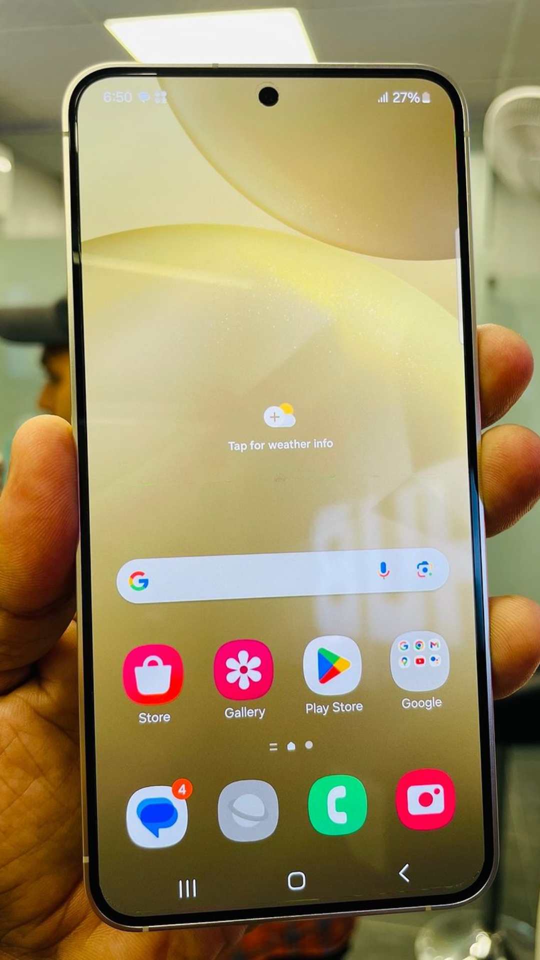 इस फोन में ट्रिपल रियर कैमरा सेटअप कैमरा दिया गया है