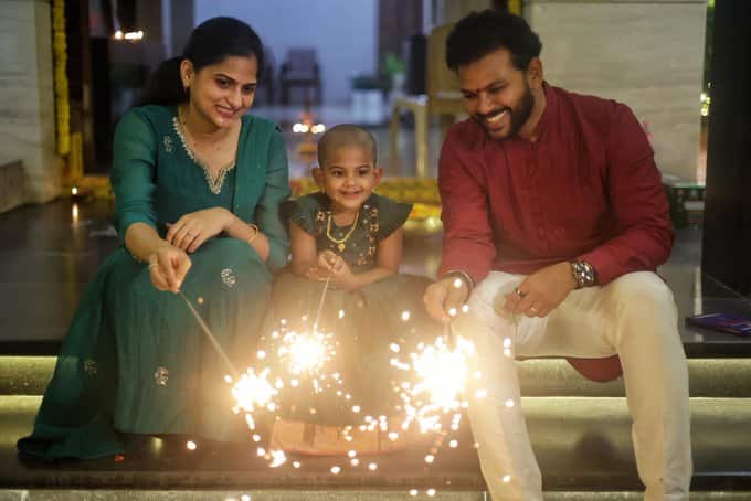 రామ్మోహన్ నాయుడు తన ఇంట్లో  భార్య బిడ్డలతో కలిసి దీపావళి పండగను జరుపుకున్నారు.