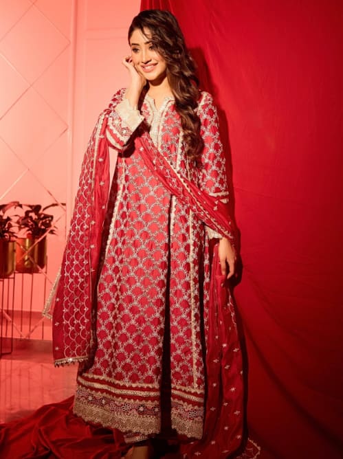 टीवी एक्ट्रेस शिवांगी जोशी ने अपने इंस्टाग्राम पर अपने दिवाली सेलिब्रेशन की बेहद खूबसूरत तस्वीरें शेयर की हैं.