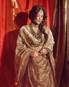 माथे पर टीका...सिर पर टुपट्टा और चेहरे पर नजाकत, गोल्डन गर्ल बन हिना खान ने सेलिब्रेट की दिवाली, देखें तस्वीरें