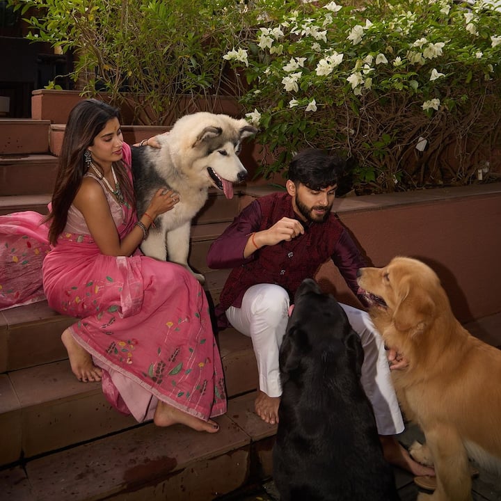 Jhanvi Kapoor is seen in pink color saree in these pictures of Diwali celebration. Whereas Shikhar carried a dark colored lehenga. Both were seen sitting on the stairs of the house and playing with their dogs.