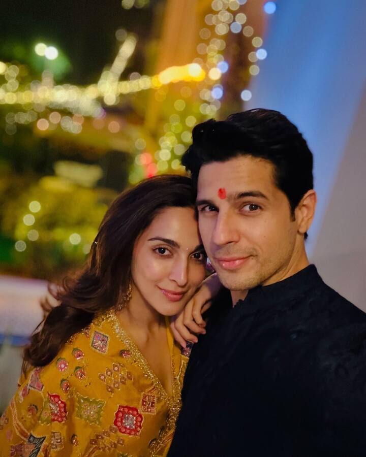 Sidharth Malhotra and Kiara Advani can be seen looking simply adorable in the Diwali selfie shared by the couple.