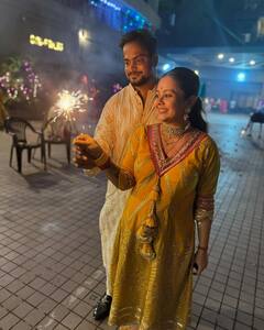 Diwali 2024: प्रेग्नेंट देवोलीना भट्टाचार्जी ने पति संग फूलझड़ी जलाकर मनाया दिवाली का जश्न, येलो सूट में इठलाती दिखीं एक्ट्रेस