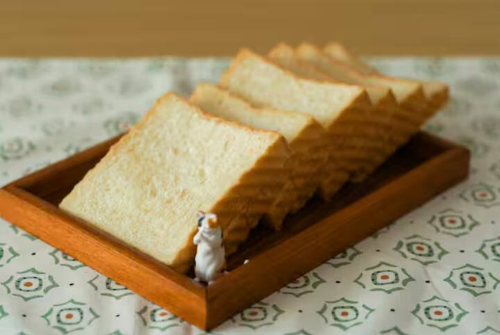 ਤੁਹਾਨੂੰ ਦੱਸ ਦੇਈਏ ਕਿ ਬਰੈੱਡ ਵਿੱਚ ਗਲੂਟਨ ਨਾਮਕ ਪ੍ਰੋਟੀਨ ਹੁੰਦਾ ਹੈ। ਗਲੁਟਨ ਆਟੇ ਨੂੰ ਲਚਕੀਲਾ ਬਣਾਉਂਦਾ ਹੈ ਅਤੇ ਇਸਦੇ ਅੰਦਰ ਕਾਰਬਨ ਡਾਈਆਕਸਾਈਡ ਗੈਸ ਨੂੰ ਫਸਾਉਣ ਵਿੱਚ ਮਦਦ ਕਰਦਾ ਹੈ। ਜਦੋਂ ਆਟੇ ਨੂੰ ਗੁੰਨਿਆ ਜਾਂਦਾ ਹੈ, ਤਾਂ ਗਲੂਟਨ ਫਾਈਬਰ ਇੱਕ ਜਾਲ ਵਰਗੀ ਬਣਤਰ ਬਣਾਉਂਦੇ ਹਨ।