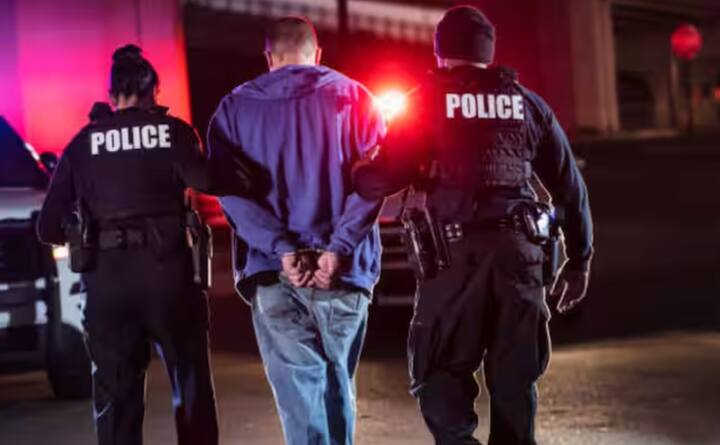 ਜਦੋਂ ਪੁਲਿਸ ਤੁਹਾਨੂੰ ਗ੍ਰਿਫਤਾਰ ਕਰਨ ਲਈ ਆਉਂਦੀ ਹੈ, ਤਾਂ ਤੁਹਾਡਾ ਪਹਿਲਾ ਅਧਿਕਾਰ ਪੁਲਿਸ ਨੂੰ ਗ੍ਰਿਫਤਾਰੀ ਦਾ ਕਾਰਨ ਪੁੱਛਣਾ ਹੈ। ਪੁਲਿਸ ਨੇ ਤੁਹਾਨੂੰ ਗ੍ਰਿਫਤਾਰੀ ਦਾ ਕਾਰਨ ਦੱਸਣਾ ਹੈ। ਤੁਹਾਨੂੰ ਇਹ ਅਧਿਕਾਰ CrPC ਦੀ ਧਾਰਾ 50 (1) ਦੇ ਤਹਿਤ ਦਿੱਤਾ ਗਿਆ ਹੈ।