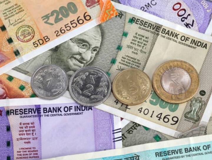 अनेकदा मोठ्या परताव्याच्या हव्यासापोटी अनेकजण मोठ्या रकमेची एसआयपी चालू करतात. मात्र भविष्यात आर्थिक अडचण निर्माण झाल्यास मोठ्या रकमेची ही एसआयपी चालू ठेवणे अशक्य होऊ शकते. त्यामुळेच मोठ्या रकमेची एसआयपी करण्यापेक्षा कमी रकमेची एसआयपी करून ती बंद पडू देऊ नये.