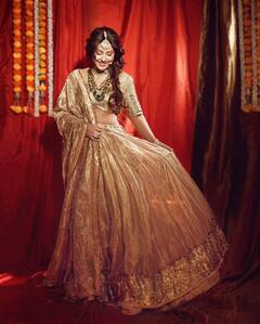 माथे पर टीका...सिर पर टुपट्टा और चेहरे पर नजाकत, गोल्डन गर्ल बन हिना खान ने सेलिब्रेट की दिवाली, देखें तस्वीरें