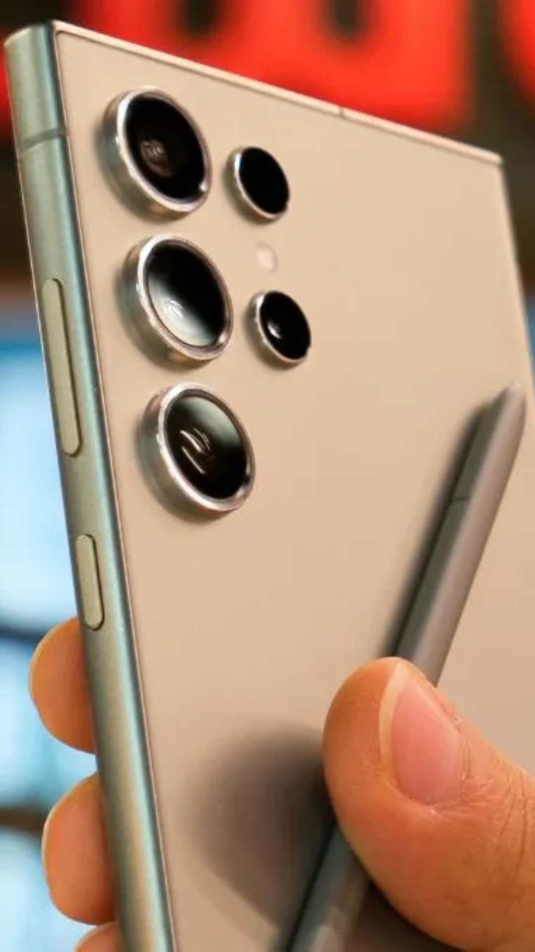 साथ ही 50MP का वाइड एंगल और 12MP का अल्ट्रा वाइड लेंस है