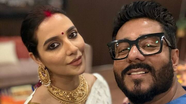 কেউ বাড়িতে, কেউ স্বামী বা স্ত্রীর সঙ্গে, কেউ আবার পরিবারের সঙ্গে কাটালেন আলোর উৎসব। এবার কালী পুজোয় কেমন করে কাটাল টলিউড? রাজের সঙ্গে এই ছবিটি শেয়ার করে নিয়েছেন শুভশ্রী গঙ্গোপাধ্যায়। সাবেক সাজে সেজেছেন দুজনেই।