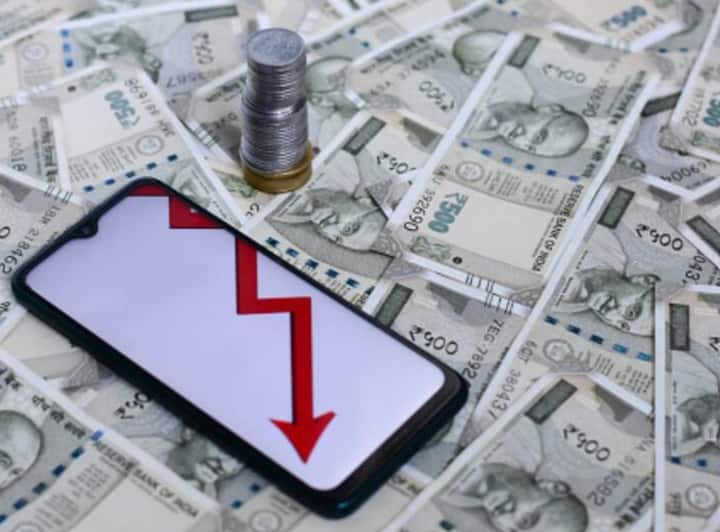 तुम्ही गुंतवणूक करत असलेली रक्कम कोणत्याही एकाच फंडात गुंतवू नये. तुमच्या पोर्टफोलिओत विविधता ठेवावी. एसआयपी करताना स्मॉल कॅप, मिड क्रप, लार्ज कॅप अशा वेगवेगळ्या फंडांत गुंतवणूक करावी.