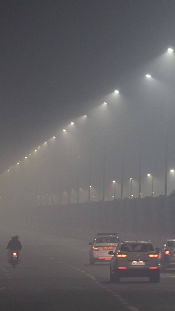 दिल्ली में दिवाली की रात में आतिशबाजी से आसमान हुआ धुआं-धुआं, इतना पहुंच गया AQI