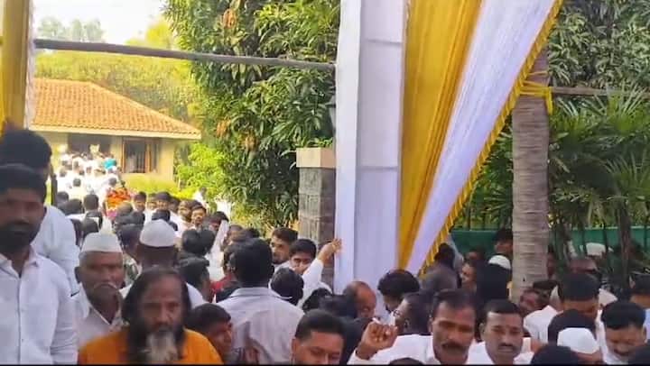 दरवर्षी पाडव्याच्या दिवाशी बारामतीतील गोविंदबाग येथे पवार कुटुंबाच्या वतीनं स्नेहमिलन कार्यक्रमाचं आयोजन करण्यात येते.