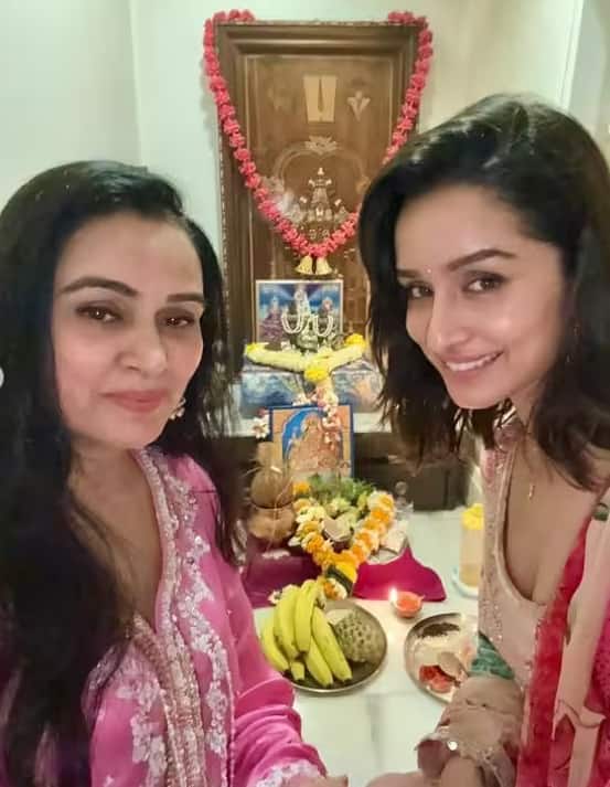 શ્રદ્ધા કપૂર તેના પિતા અને દિગ્ગજ અભિનેતા શક્તિ કપૂર, માતા પદ્મિની કોલ્હાપુરે અને તેના પતિ પ્રદીપ શર્મા સાથે જોવા મળી રહી છે. દરમિયાન દરેક જણ દીવા પ્રગટાવતા અને માતા લક્ષ્મી અને ગણેશજીની મૂર્તિઓ સમક્ષ તસવીરો ક્લિક કરાવી રહ્યા છે આ તસવીરમાં શ્રદ્ધા કપૂર તેની માસી અને દિગ્ગજ અભિનેત્રી પદ્મિની કોલ્હાપુરે તેમના ઘરના મંદિરની સામે સ્માઇલ સાથે તસવીર ક્લિક કરાવી રહ્યાં છે.