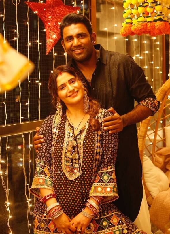 Arti Singh First Diwali: આરતી સિંહે લગ્ન પછીની પ્રથમ દિવાળીની આ રીતે કરી ઉજવણી, જુઓ તસવીરો