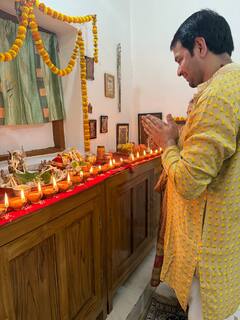 PHOTOS: तस्वीरों में देखें लालू परिवार की दिवाली, तेज प्रताप ने दिया बड़ा संदेश, कहा- 'प्रार्थना जितनी...'