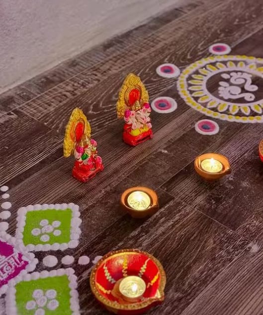 આ તસવીરમાં જોઈ શકાય છે કે શ્રદ્ધા કપૂરે દિવાળી પર ઘરને રંગોળીથી સજાવ્યું હતું.