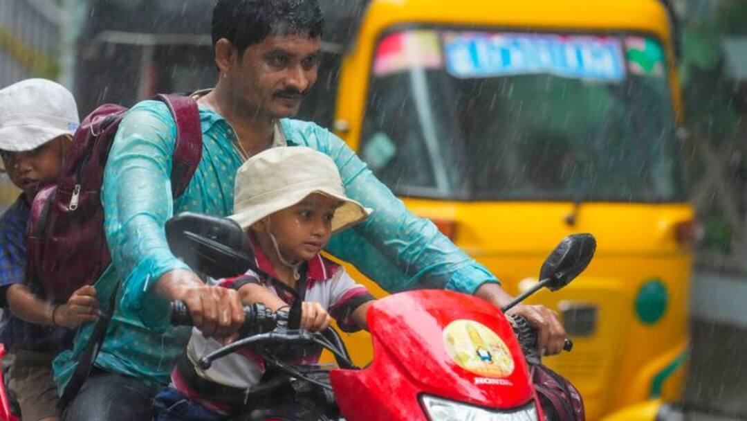 Rains In AP And Telangana IMD Issues Moderate Rains Yellow Alert Rains in AP, Telangana: ఉపరితల ఆవర్తనంతో ఏపీ, తెలంగాణలో పలు జిల్లాల్లో వర్షాలు, IMD ఎల్లో అలర్ట్