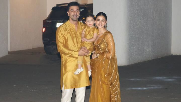 তবে সকন্যা আলিয়া এবং রণবীরই সকলের নজর কাড়েন। রং মিলিয়ে পোশাকই পরেননি শুধু তাঁরা, পারিবারিক কিছু একান্ত মুহূর্তও তুলে ধরেন সকলের সামনে।