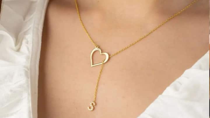 कस्टमाईज्ड लॉकेट - असे सोन्याचे लॉकेट तुम्ही तुमच्या बहिणीला भेट देऊ शकता. या लॉकेटमध्ये तिची आद्याक्षरे लिहून ठेवा, जेणेकरून ती जेव्हाही ती घालेल तेव्हा तिला आनंद वाटेल.