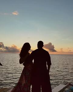 कभी किया किस कभी बांहों में भरा...समंदर किनारे रोमांटिक हुए सैफ-करीना, इंटरनेट पर आग लगा रहीं कपल की कोजी तस्वीरें