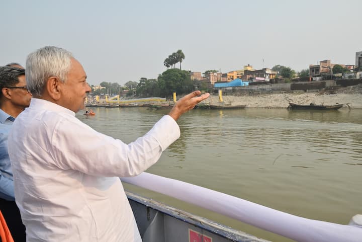 मुख्यमंत्री नीतीश कुमार ने लोक आस्था के महापर्व छठ  के मद्देनजर 02 नवम्बर को छठ घाटों का निरीक्षण किया. उन्होंने स्टीमर के जरिए नासरीगंज घाट से कंगन घाट तक के विभिन्न गंगा घाटों का जायजा लिया.