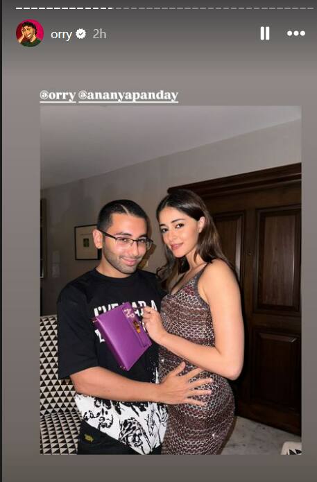 अनन्या पांडे के बर्थडे बैश की ये इनसाइड तस्वीरें ओरी ने अपने इंस्टाग्राम अकाउंट की स्टोरी पर शेयर की हैं. जिसमें वो सभी स्टार्स के साथ अपना सिग्नेचर पोज देते नजर आए.