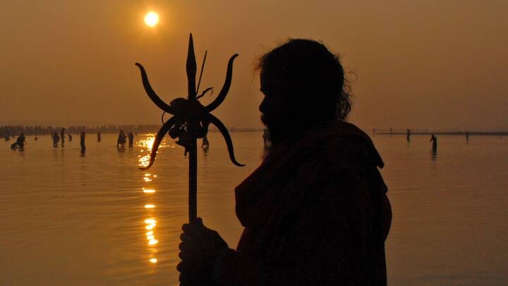 কার্তিক পূর্ণিমার দিন রামায়ণ, ভগবত গীতা সহ অন্যান্য ধর্মীয় গ্রন্থ পড়ুন। এতে বিশেষ উপকার পাবেন।(ছবি সৌজন্য- পিটিআই)