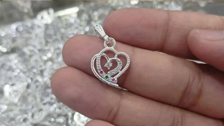 चांदीचे लॉकेट - असे मोत्याने जडलेले चांदीचे लॉकेट तुमच्या बहिणीच्या सौंदर्यात भर घालेल. हे लॉकेट तुम्ही चांदीच्या किंवा प्लॅटिनमच्या साखळीत घालून भेट म्हणून देऊ शकता. हे खूपच सुंदर दिसते. तुमच्या बहिणीला ते स्टाईलप्रमाणे कॅरी करता येऊ शकते.