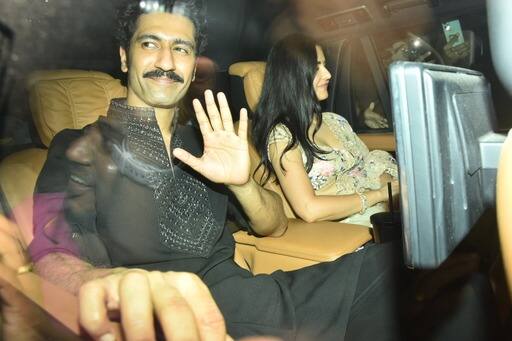 वहीं बॉलीवुड एक्टर विक्की कौशल अपनी पत्नी और एक्ट्रेस कैटरीना कैफ के साथ किंग खान की बर्थडे पार्टी में शामिल हुए थे.