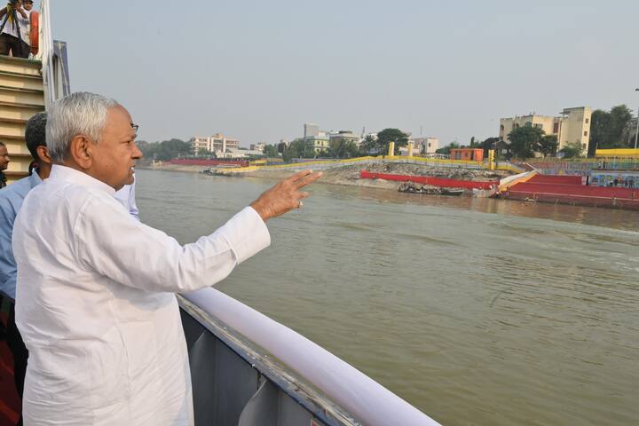 सीएम ने निर्देश दिए कि  छठ घाटों तक छठ व्रतियों एवं श्रद्धालुओं के पहुंचने के लिए सुगम ट्रैफिक व्यवस्था कराएं, ताकि छठ व्रतियों को आवागमन में किसी प्रकार की असुविधा न हो.