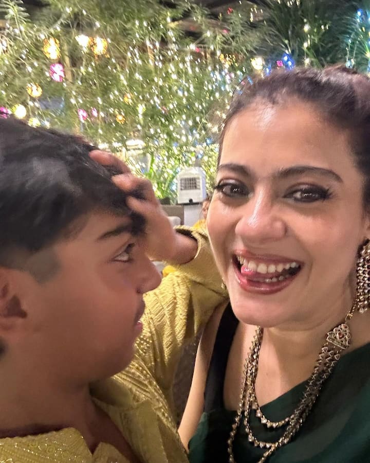 इन तस्वीरों में दोनों की प्यार भरी नोक-झोंक देखने को मिल रही हैं. वहीं फैंस अब काजोल की इस पोस्ट पर खूब प्यार लुटा रहे हैं.