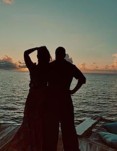 कभी किया किस कभी बांहों में भरा...समंदर किनारे रोमांटिक हुए सैफ-करीना, इंटरनेट पर आग लगा रहीं कपल की कोजी तस्वीरें