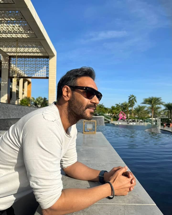वहीं अजय देवगन ‘सिंघम अगेन’ को लेकर चर्चा में हैं. जिसमें उनके साथ करीना कपूर, अर्जुन कपूर, टाइगर श्रॉफ, अक्षय कुमार, रणवीर सिंह और दीपिका पादुकोण जैसे स्टार्स भी अहम किरदारों में हैं.