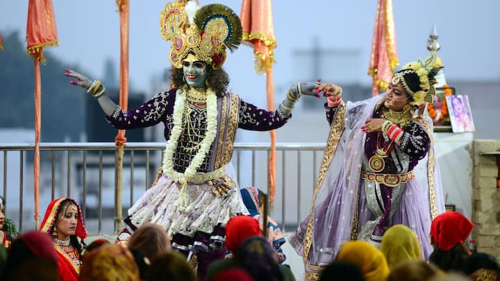 কার্তিক পূর্ণিমার দিন ভোর ভোর ঘুম থেকে উঠে গঙ্গা বা পবিত্র কোনও জলাশয়ে স্নান করুন। (ছবি সৌজন্য- পিটিআই)