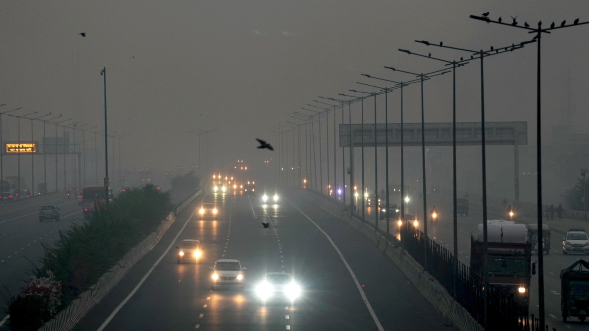 बैन के बावजूद दिल्ली में हुई आतिशबाजी का असर, दिवाली की रात कई जगह AQI पहुंचा 999! ज्यादातर लोग बीमार