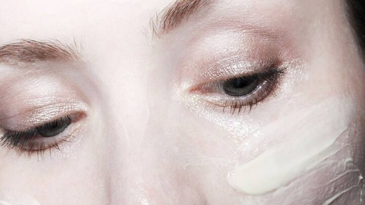 পাশাপাশি সূর্যের ক্ষতিকারক রশ্মিও প্রভাব ফেলতে পারে ত্বকে। তাই সানস্ক্রিনও ব্যবহার করা উচিত।