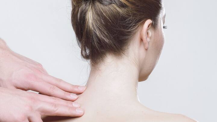 নভেম্বরে একটু একটু করে আর্দ্রতা কমলেই , শুষ্কতায় ঠোঁট ফাটা শুরু হবে। এসময় ময়শ্চেরাইজার সঙ্গে রাখা উচিত।