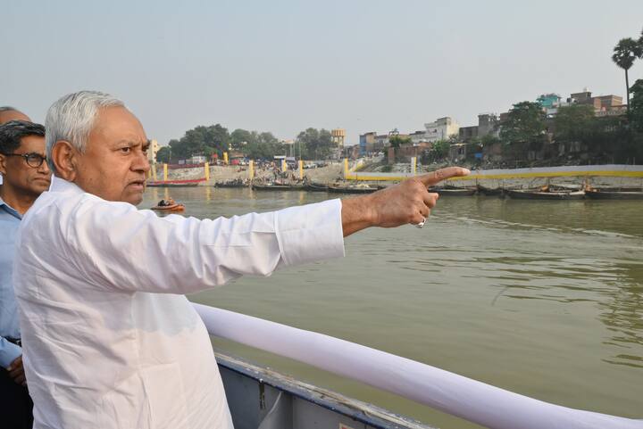 मुख्यमंत्री ने अधिकारियों को निर्देश देते हुए कहा कि छठ घाटों पर सारी तैयारियां पूरी कर ली जाएं. छठ व्रतियों को अर्घ्य देने में कोई परेशानी न हो. इसकी व्यवस्था सुनिश्चित करें.