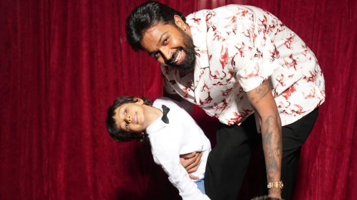 অগস্ত্যকে বরাবরই আগলে রাখতে দেখা গিয়েছে হার্দিককে। খেলাধুলো, খুনসুটি - সবেতেই খুদের সঙ্গী তার বাবা হার্দিক।