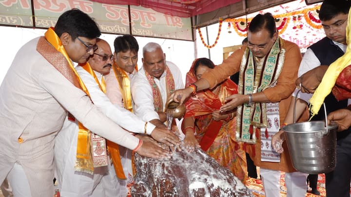 Govardhan Puja 2024: गोवर्धन पूजा पर मुख्यमंत्री को देख श्रद्धालुओं में गजब का उत्साह नजर आया. सप्तकोसीय परिक्रमा मार्ग में माला पहनाकर मुख्यमंत्री का अभिनन्दन किया गया.