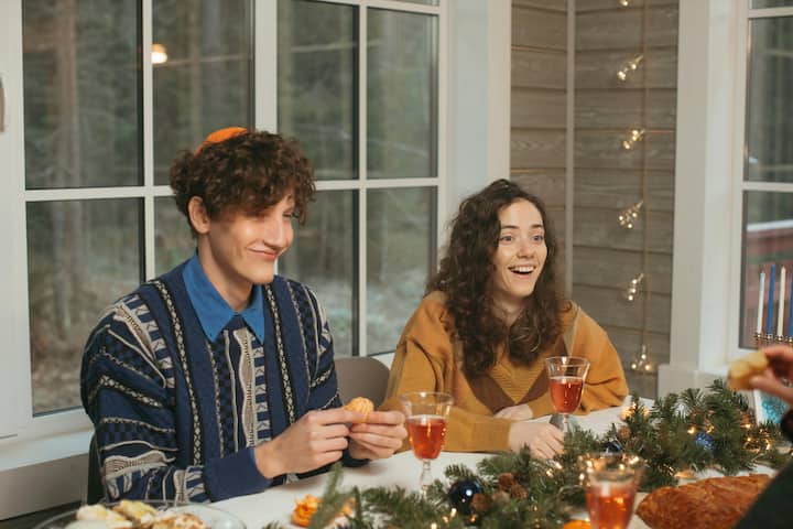 मोमबत्ती की लौ पर ध्यान केंद्रित करने से दिमाग शांत होता है और आप अपने साथी पर पूरी तरह से ध्यान केंद्रित कर पाते हैं.